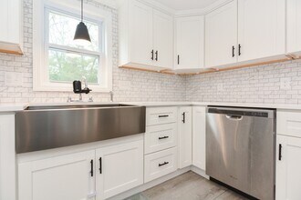 8 Roberts Rd in Ashland, MA - Building Photo - Building Photo