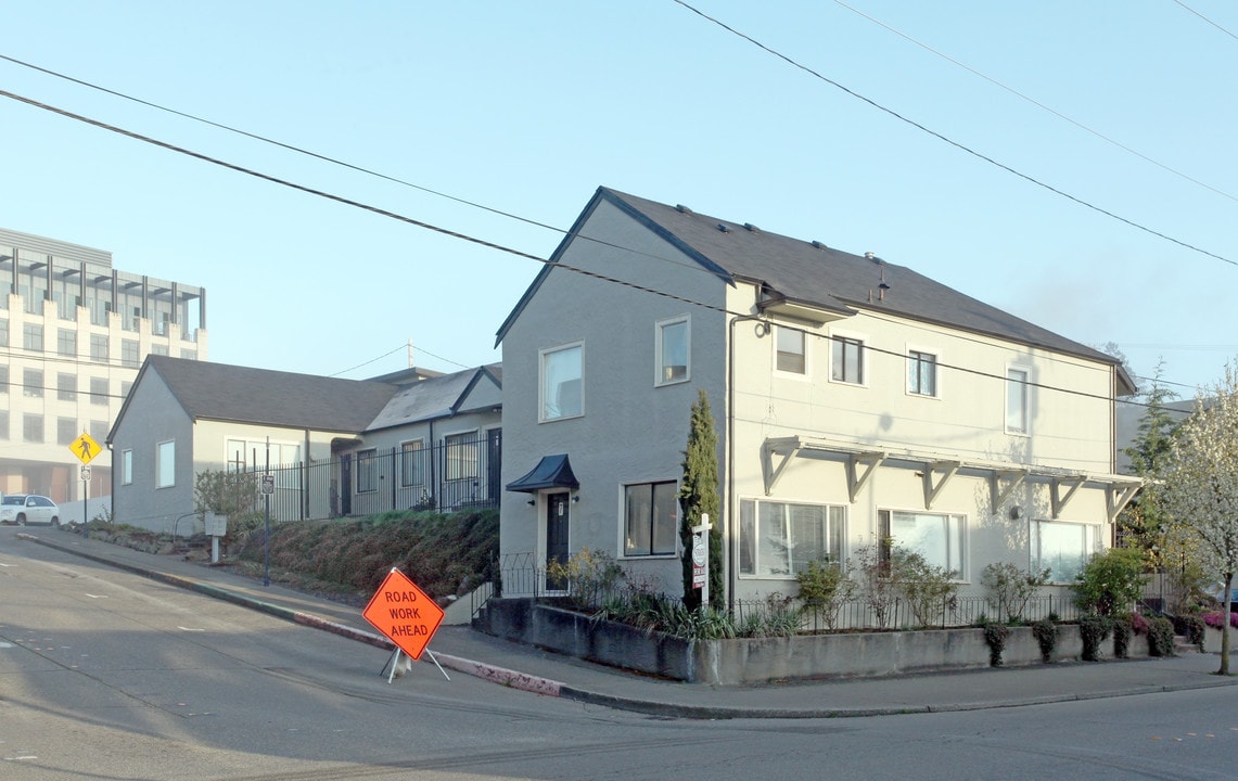 208 5th St in Bremerton, WA - Building Photo