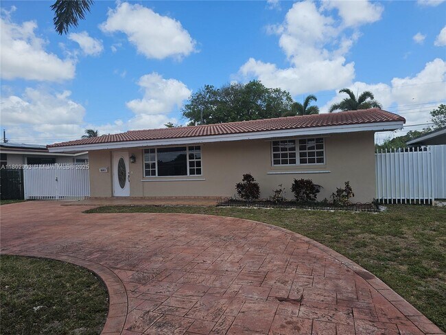 8601 NW 16th St in Pembroke Pines, FL - Building Photo - Building Photo