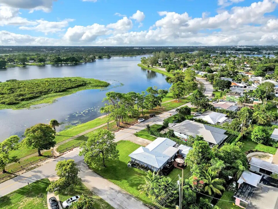 5574 Lake Osborne Dr in Lake Worth, FL - Building Photo