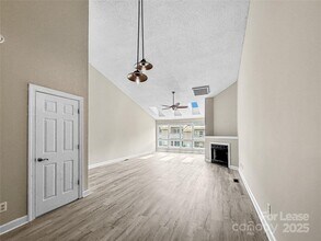 13933 Queens Harbor Rd in Charlotte, NC - Building Photo - Building Photo