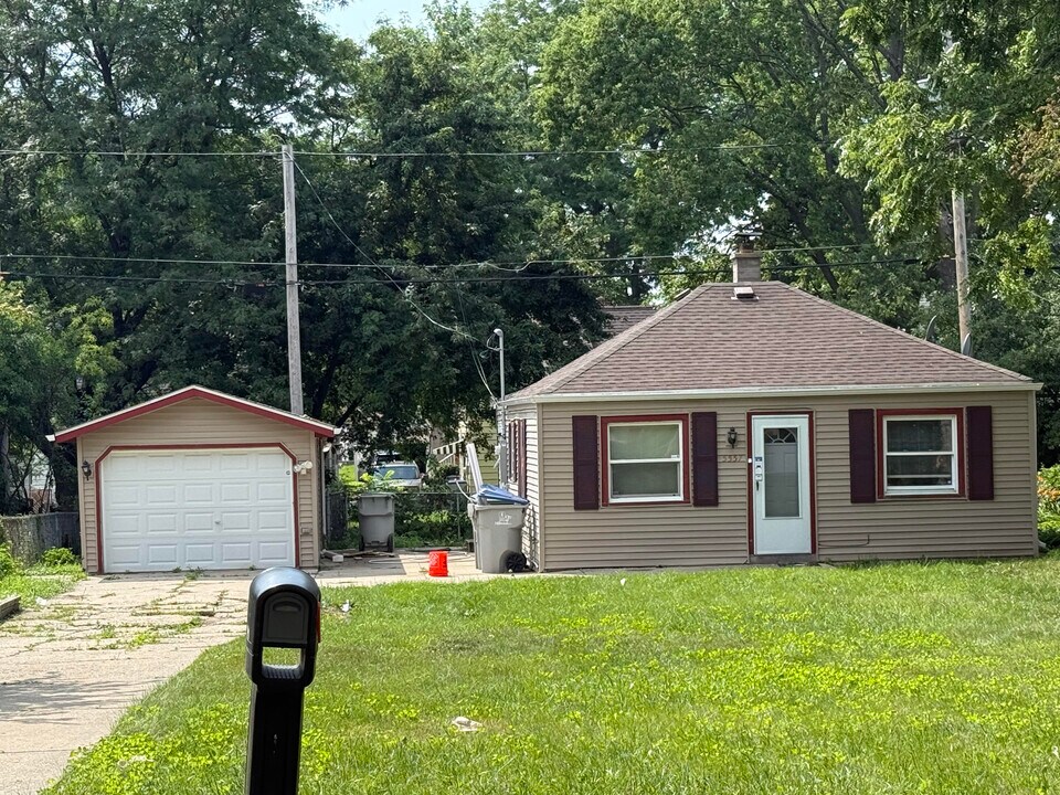 5557 N 53rd St in Milwaukee, WI - Building Photo