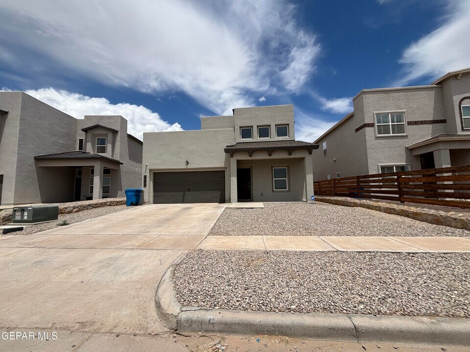 345 Fray Olguin Ct in Socorro, TX - Building Photo