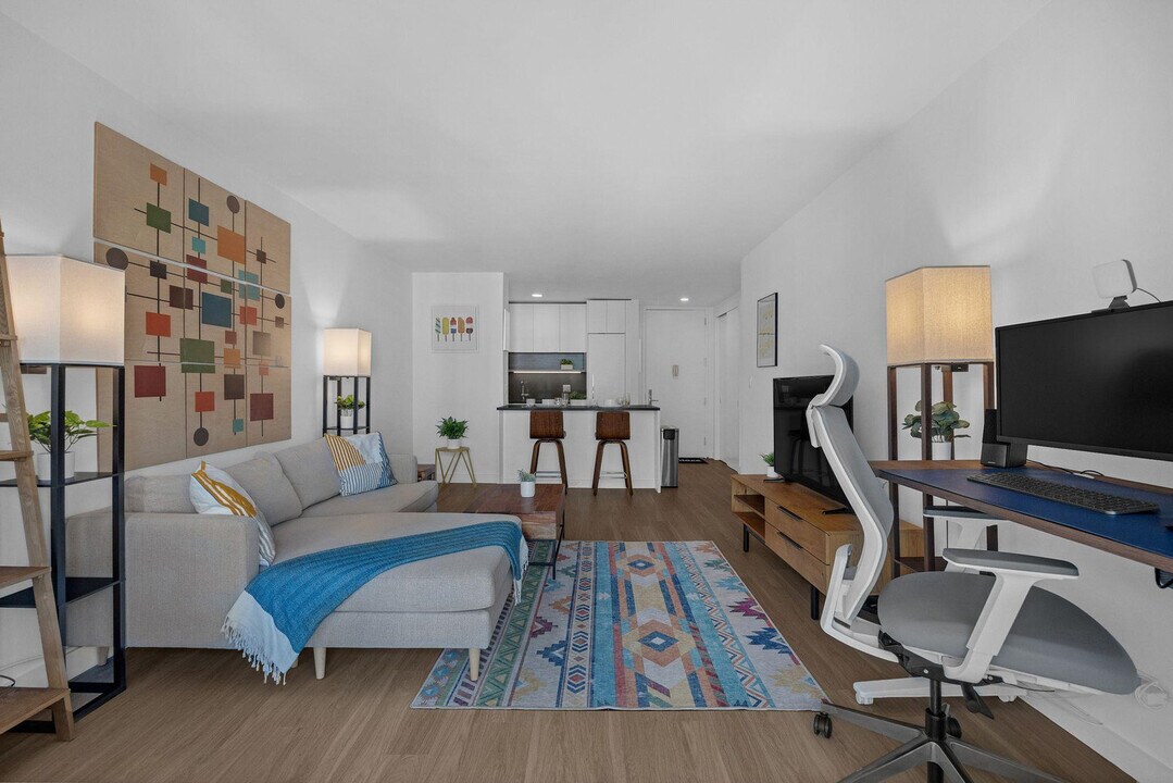 70 W 37th St in New York, NY - Building Photo