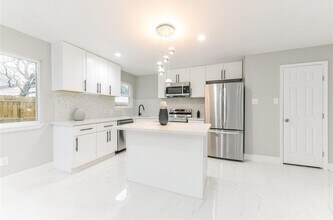 5763 Easthampton Dr in Houston, TX - Building Photo - Building Photo