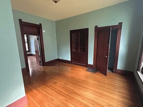 521 W 8th St, Unit 2 in Davenport, IA - Foto de edificio - Building Photo