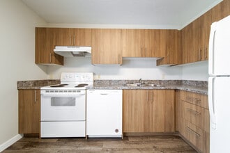 32 Holmes St in Red Deer, AB - Building Photo - Building Photo