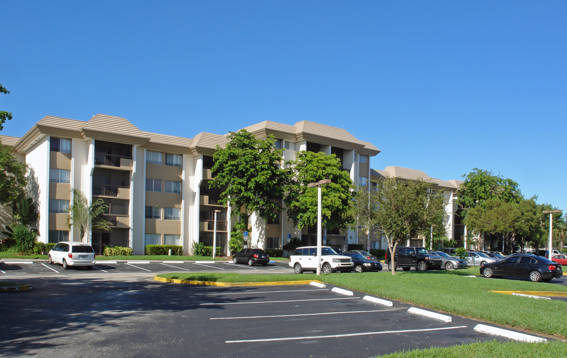 Belasera at Pine Island in Plantation, FL - Building Photo