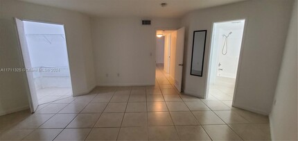 9715 Fontainebleau Blvd, Unit 302 in Miami, FL - Foto de edificio - Building Photo