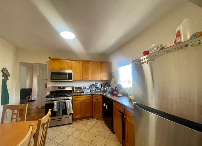 227 Boston Ave, Unit 2 in Medford, MA - Foto de edificio - Building Photo