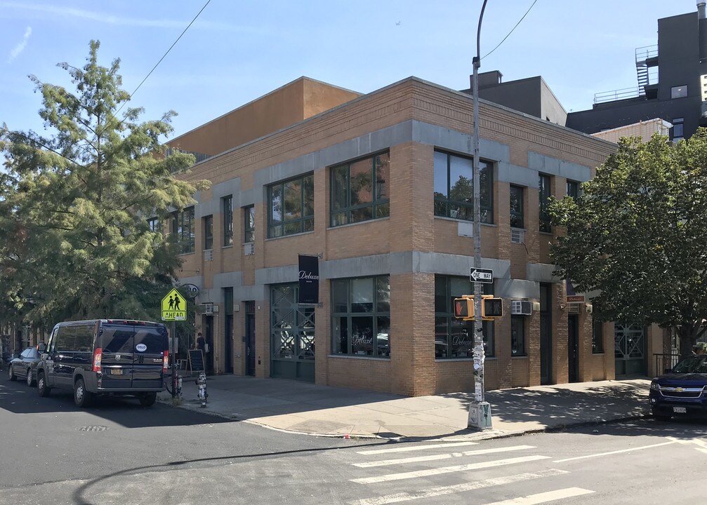125 Roebling St in Brooklyn, NY - Building Photo