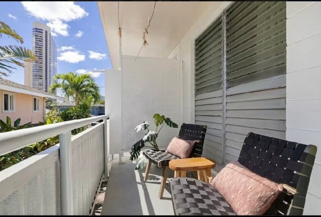 2710 Ka?aha St in Honolulu, HI - Building Photo - Building Photo