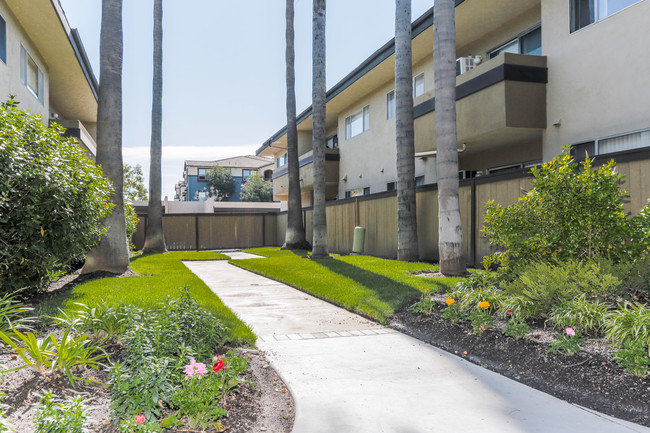 Cross Roads Apartment Homes in Anaheim, CA - Building Photo - Building Photo