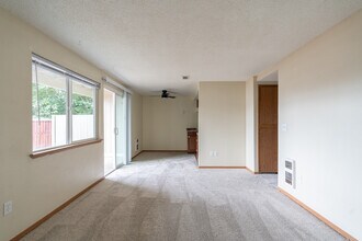 5607 76th St W, Unit 1 in Tacoma, WA - Foto de edificio - Building Photo