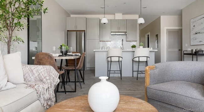 property at 7 Hudson W Dr