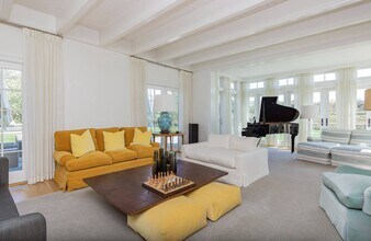 480 Captains Neck Ln in Southampton, NY - Building Photo - Building Photo