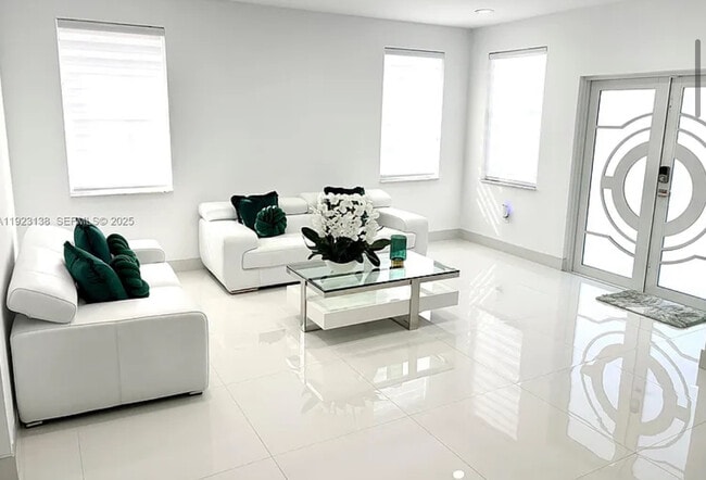 7952 NW 198th St in Hialeah, FL - Building Photo - Building Photo