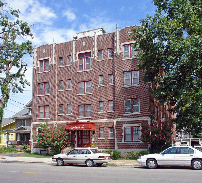 Ambassador Apartments in Springfield, MO - Foto de edificio