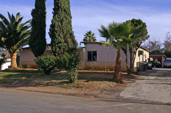 1202-1212 S Maple St in Escondido, CA - Foto de edificio - Building Photo