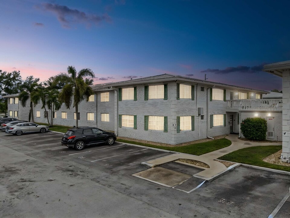 1821 NE 62nd St in Fort Lauderdale, FL - Foto de edificio