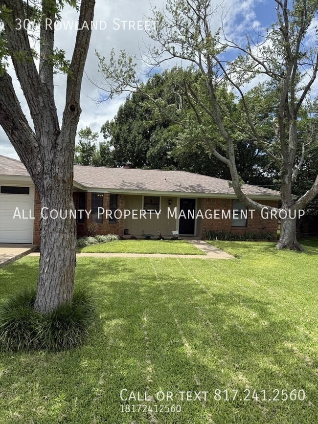 304 N Rowland Ave in Stephenville, TX - Building Photo - Building Photo