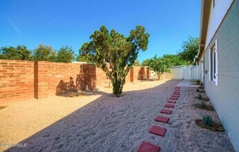 1430 E Meadowbrook Ave in Phoenix, AZ - Foto de edificio - Building Photo