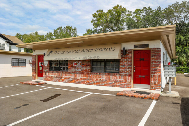 Davis Islands Apartments in Tampa, FL - Foto de edificio - Building Photo