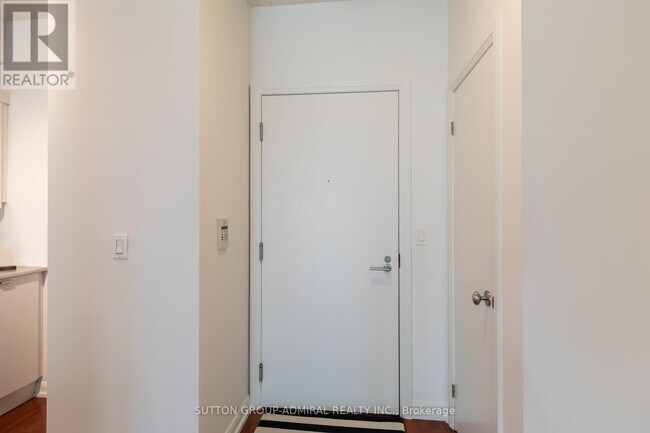 111 Elizabeth St in Toronto, ON - Building Photo - Building Photo