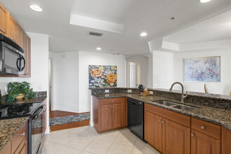 2745 1st St, Unit 2306 in Ft. Myers, FL - Foto de edificio - Building Photo
