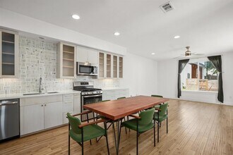2810 Oak Springs Dr in Austin, TX - Building Photo - Building Photo