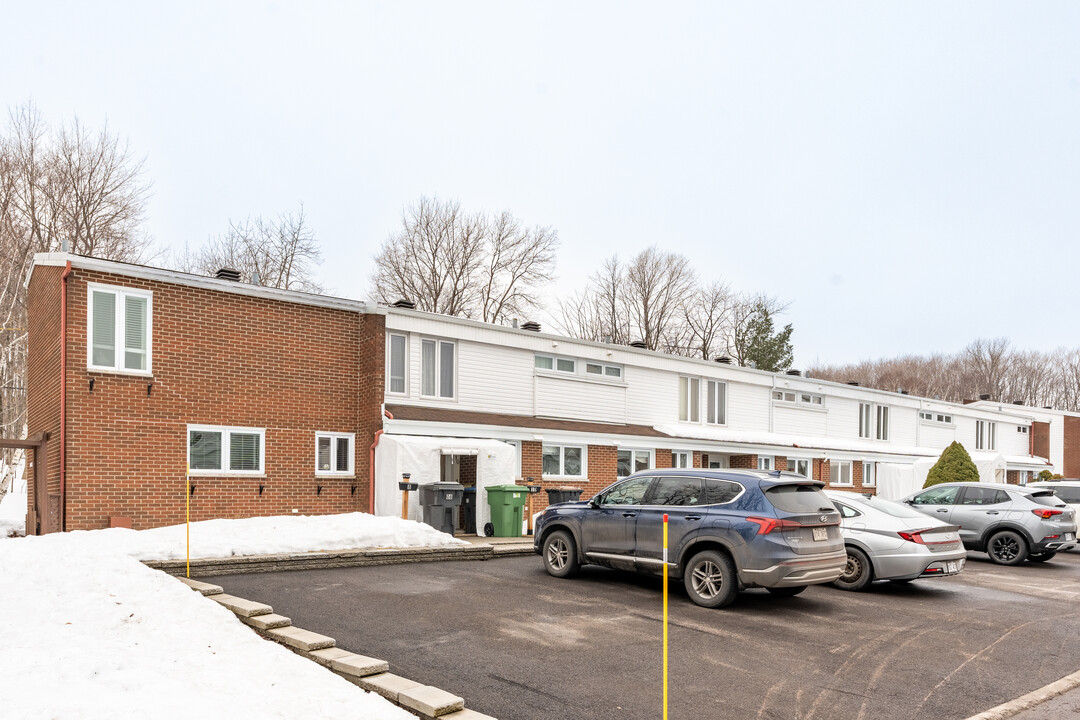 8 De La Châtelaine St in Lévis, QC - Building Photo