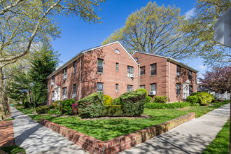19005 39th Ave in Flushing, NY - Foto de edificio - Building Photo