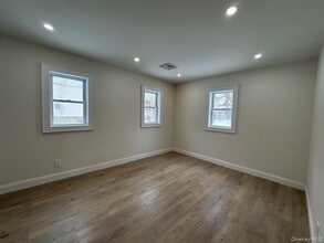 12 Canyon St in Huntington, NY - Building Photo - Building Photo