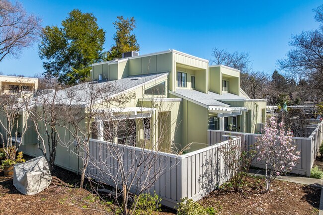 Dos Pinos in Davis, CA - Building Photo - Building Photo