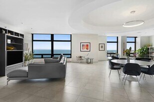 680 N Lake Shore Dr in Chicago, IL - Building Photo