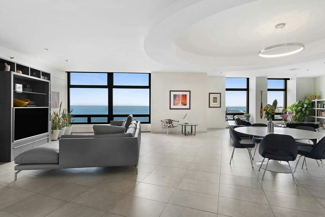 680 N Lake Shore Dr in Chicago, IL - Building Photo