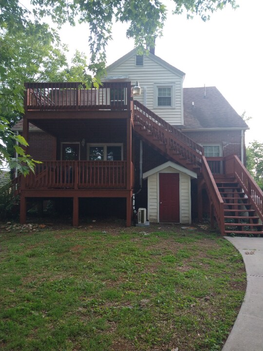 1110 Hinshaw St in North Wilkesboro, NC - Building Photo