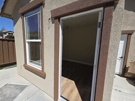 328 N Mill Valley Dr in Tracy, CA - Building Photo