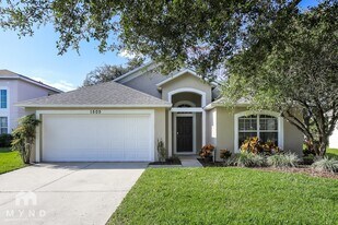1505 Lake Villa Dr in Tavares, FL - Building Photo