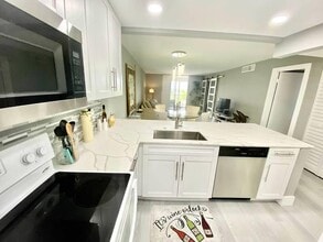 6461 NW 2nd Ave in Boca Raton, FL - Foto de edificio - Building Photo