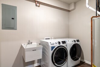 Barrington Square Luxury Apartments in Auburn Hills, MI - Building Photo - Interior Photo