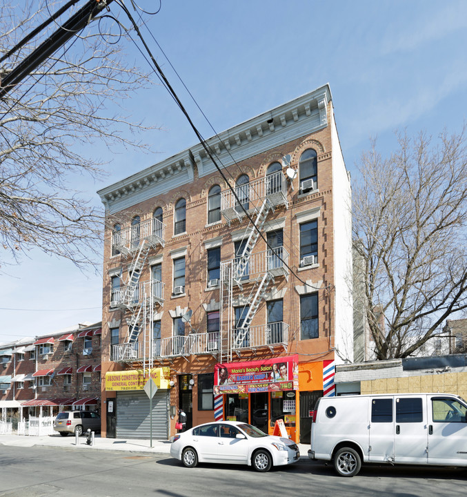 719 E 213th in Bronx, NY - Foto de edificio