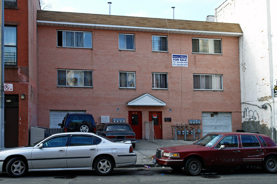 210 Malcolm X Blvd in Brooklyn, NY - Foto de edificio