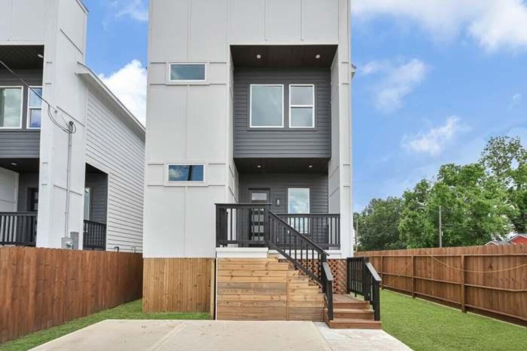2104 Bringhurst St in Houston, TX - Building Photo