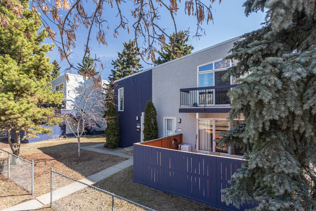 10543 84 St NW in Edmonton, AB - Building Photo