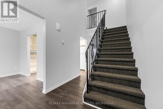 100 Brownleigh Ave in Welland, ON - Building Photo - Building Photo