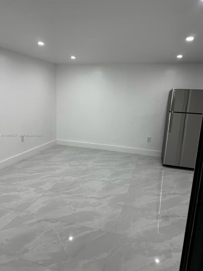 770 SE 4th Pl in Hialeah, FL - Building Photo - Building Photo