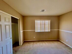 2455 Silver Sunrise Ln in Henderson, NV - Building Photo - Building Photo