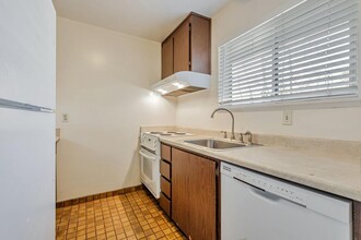 4000 Farm Hill Blvd in Redwood City, CA - Building Photo - Building Photo