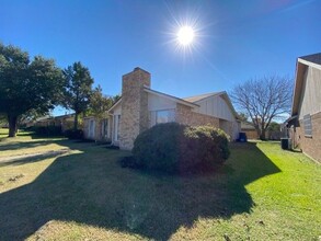 1338 Greenbriar Ln in Lancaster, TX - Foto de edificio - Building Photo